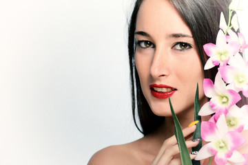 Ritratto di ragazza con orchidea