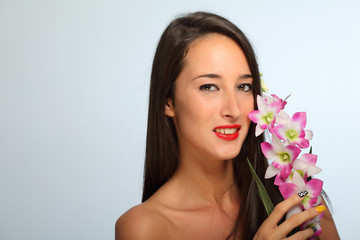 Fototapeta premium Ritratto di ragazza con orchidea