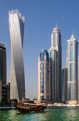 Dhau vor Hochhaeusern in Marina Dubai VAE