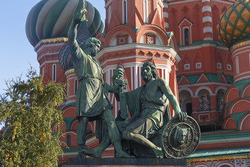 Fototapeta na wymiar Monument to Minin and Pozharsky on Red Square in Moscow.