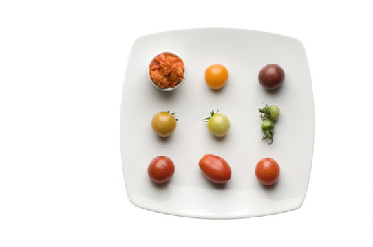Verschiedene Tomaten und Tomatenaufstrich