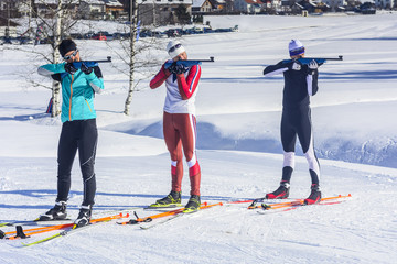 Drei Biathleten im stehenden Anschlag