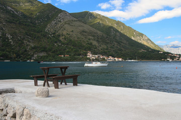 Fototapeta na wymiar bench and a table on the beach.