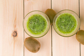 Kiwi smoothie and kiwi