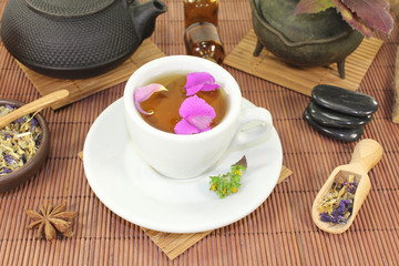 chinesische Naturmedizin mit einer Tasse Tee