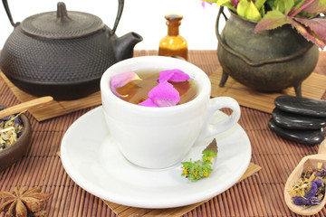 chinesische Naturmedizin mit einer Tasse Tee und Steinen