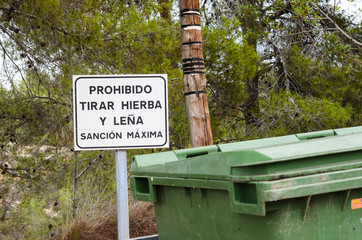 señal de prohibicion de tirar a contenedor