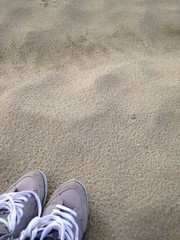 Fototapeta na wymiar scarpe abbandonate su sabbia autunno