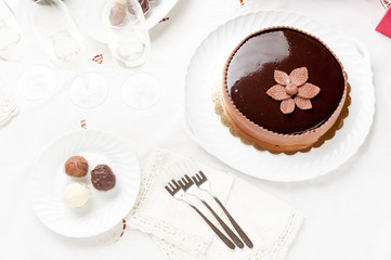 Torta farcita con fiore di cioccolato plastico