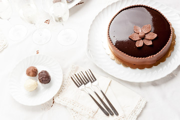 Torta farcita con fiore di cioccolato plastico