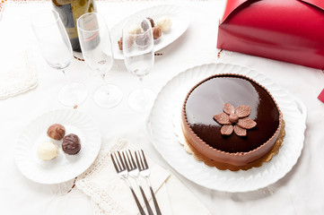 Torta farcita con fiore di cioccolato plastico