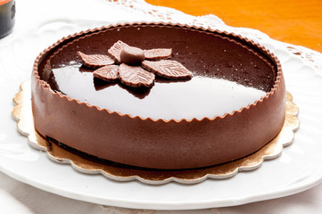 Torta farcita con fiore di cioccolato plastico