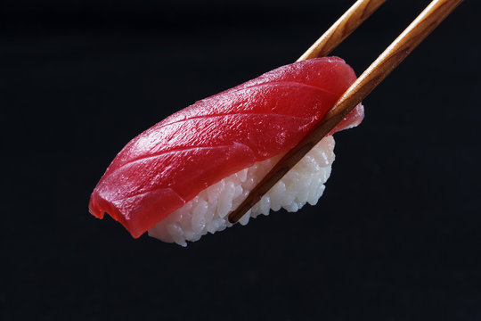 まぐろ寿司」の写真素材 | 216,624件の無料イラスト画像 | Adobe Stock
