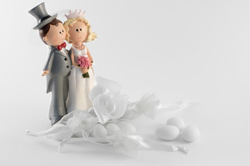 sposi con confetti e fiori