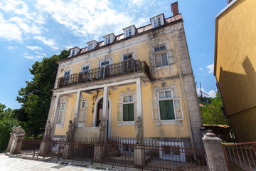 Fototapeta na wymiar dilapidated building in old city of Cetinje after war, Montenegr