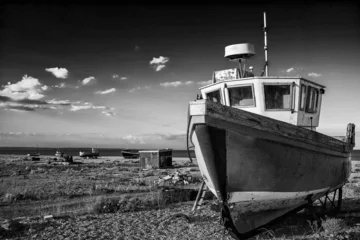 Photo sur Aluminium Noir et blanc Bateau de pêche abandonné sur le paysage de plage au coucher du soleil noir et blanc