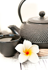 Obraz na płótnie Canvas Green tea - Black iron asian teapot