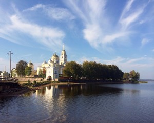 Naklejka premium Нило-столбинский монастырь на озере Селигер