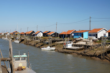 Fototapeta na wymiar Cabanes ostréicoles - port de La Grève - La Tremblade