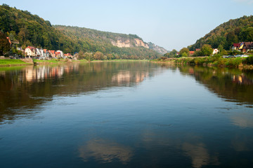 Fototapeta na wymiar Flusslandschaft in der Sächsischen Schweiz