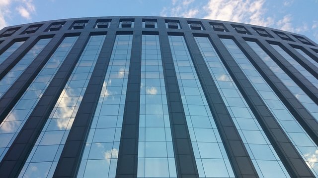 Edificio con cristaleras de espejo