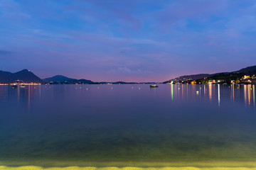Abenddämmerung am Lago Maggiore in Italien