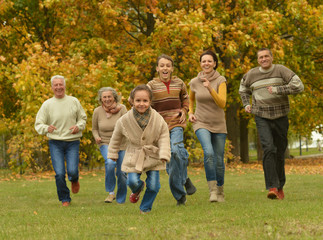 Obraz premium family relaxing in autumn forest