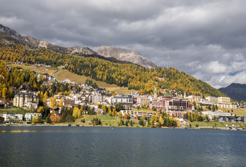 Fototapeta na wymiar Hotels und Natur in St. Moritz