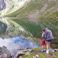 Enfants au bord d'un lac