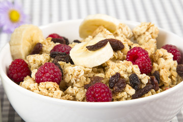 granola with banana, raspberries and raisins