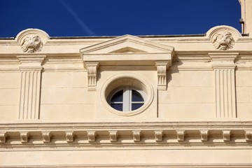 Oeil de boeuf sur un immeuble style renaissance