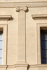 Pilastre à chapiteau