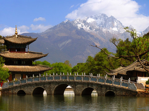 Fototapeta Black Dragon Pool and Jade Dragon Snow mountain (Yulongxui Shan)