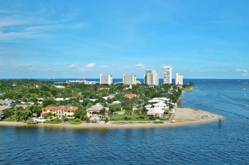 Fototapeta na wymiar Views of Fort Lauderdale coastline taken from a cruise ship deck