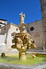 Fontaine , place de la cathédrale à Burgos, Espagne