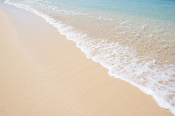 沖縄の海・砂浜の波