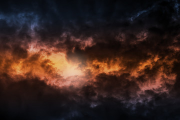 Dunkles buntes stürmisches Hintergrundfoto des bewölkten Himmels