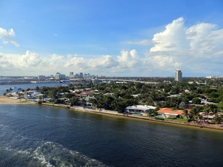 Obraz premium Views of Fort Lauderdale coastline taken from a cruise ship deck