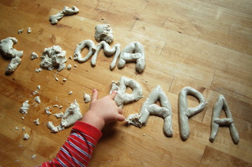 Kinderhand knetet Buchstaben