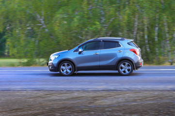 Obraz na płótnie Canvas SUV moves on the country road
