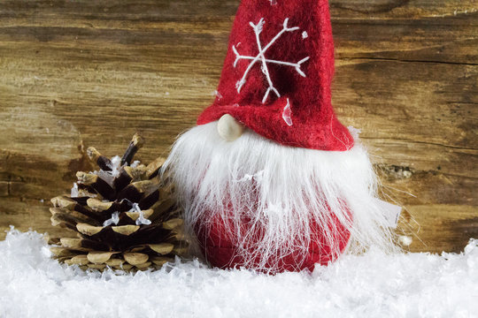 Weihnachtswichtel mit Tannenzapfen