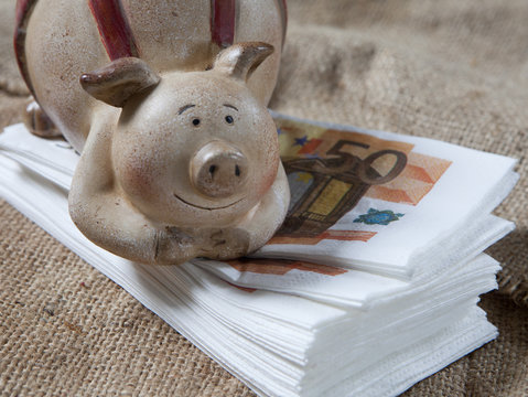 liasse de billets d'euros tirelire