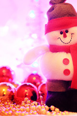 Obraz premium Smiling snowman against christmas lights