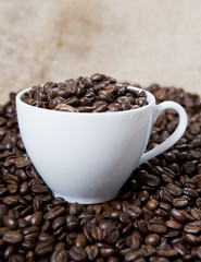 tasse de grains de café blanche