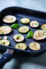 Aubergine und Zucchini braten