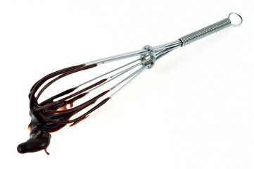 Fouet de cuisine plein de crème au chocolat
