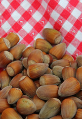 Haselnüsse mit Baumwolltuch