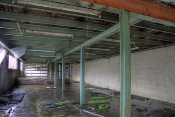 vieux hangar avec des piliers vert