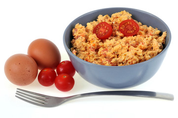Bol d’œufs brouillés à la tomate