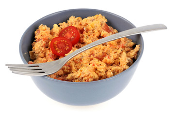 Un bol d’œufs brouillés à la tomate